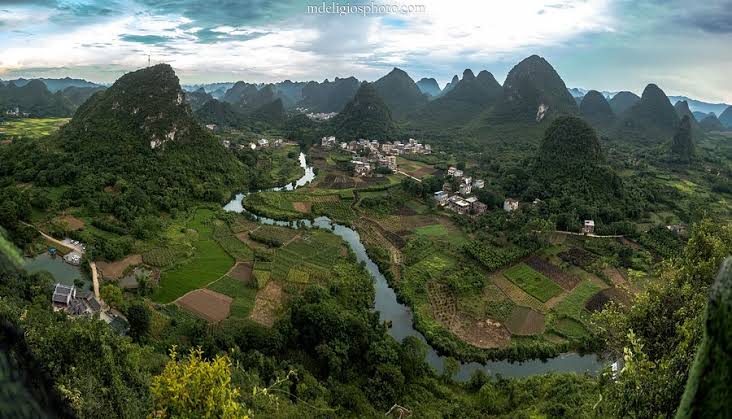 Wuzhishan (Five Finger Mountain)